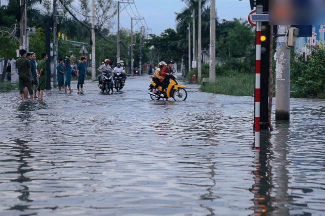 Triều cường đạt đỉnh ở Sài Gòn, trẻ em thích thú bơi lội khi đường biến thành sông